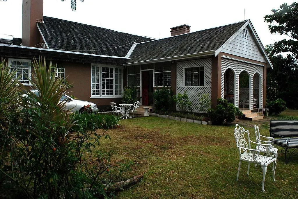 June Plum Bed And Breakfast Mandeville Jamaika